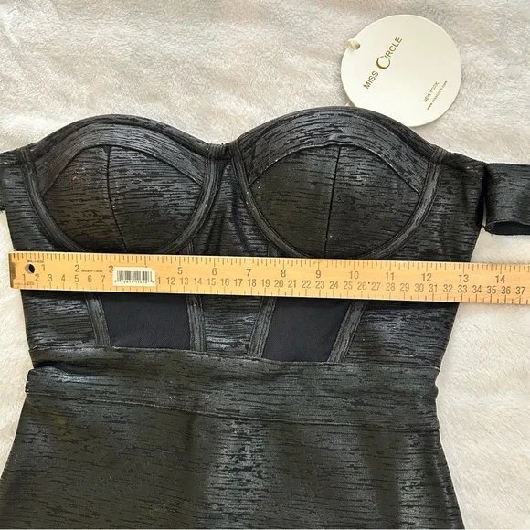 Miss Circle Elegant Black Off-Shoulder Corset Dress - Picture 4 of 16